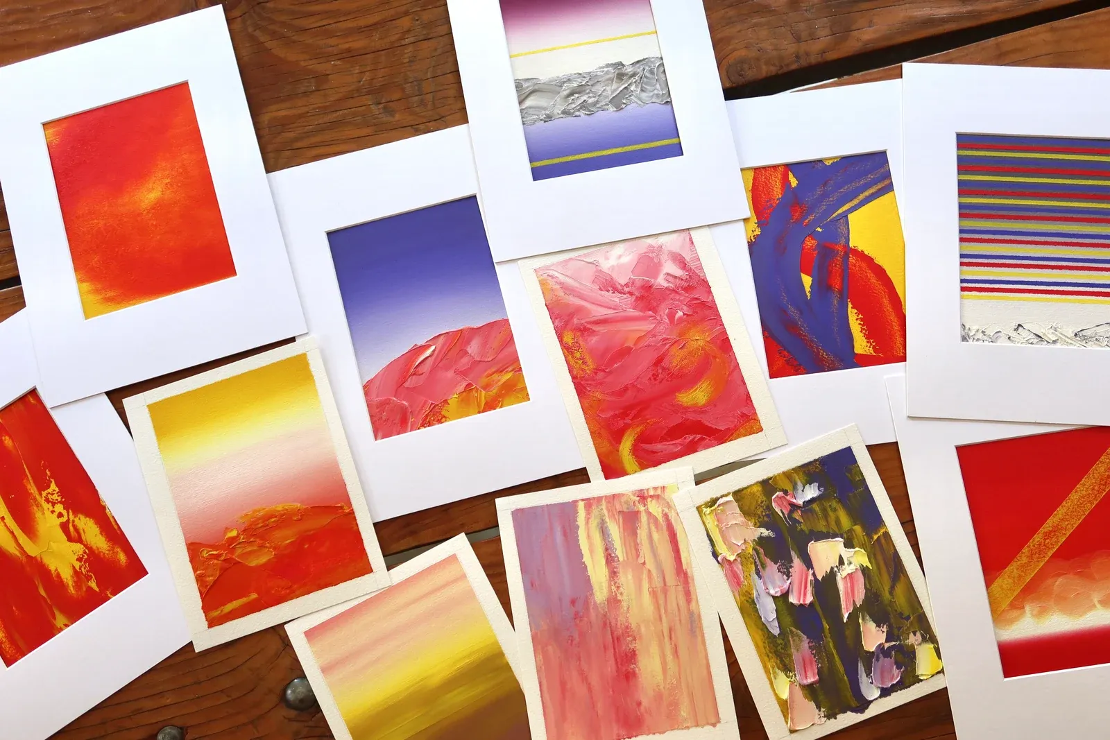 Les peintures de la collection Néon réunies sur une table en bois
